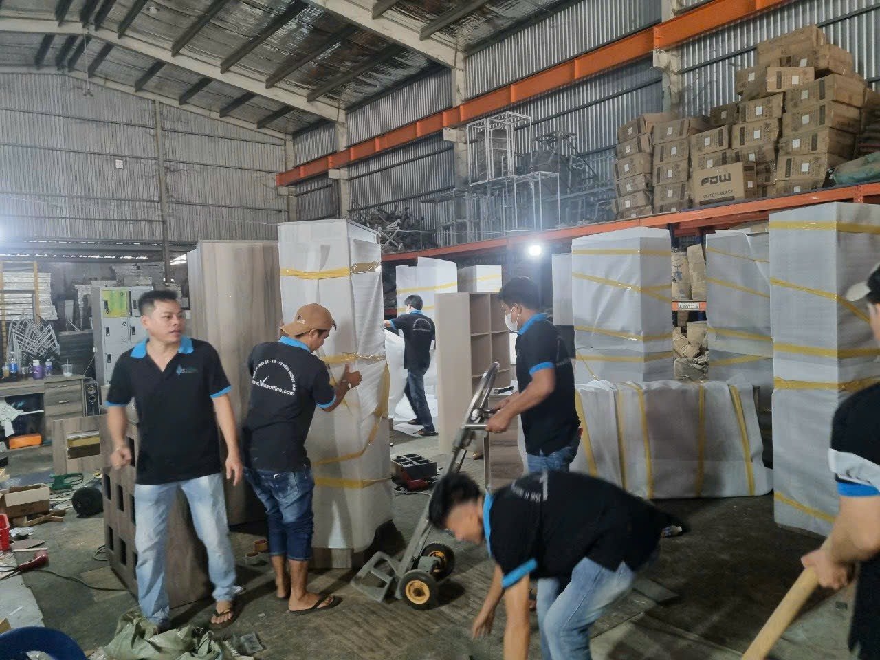 Bàn ghế văn phòng chất lượng giá rẻ, đa dạng mẫu mã, phục vụ tốt cho công việc